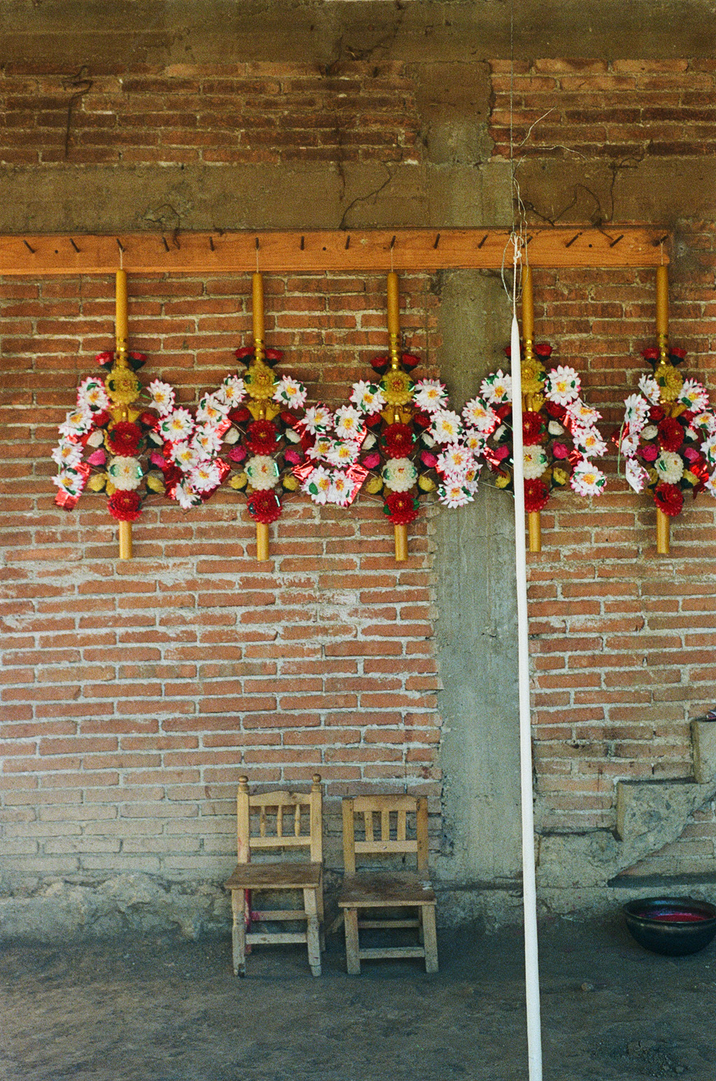 Las velas de doña Viviana. Teotitlan del Valle, Oaxaca. 35mm. December, 2022
